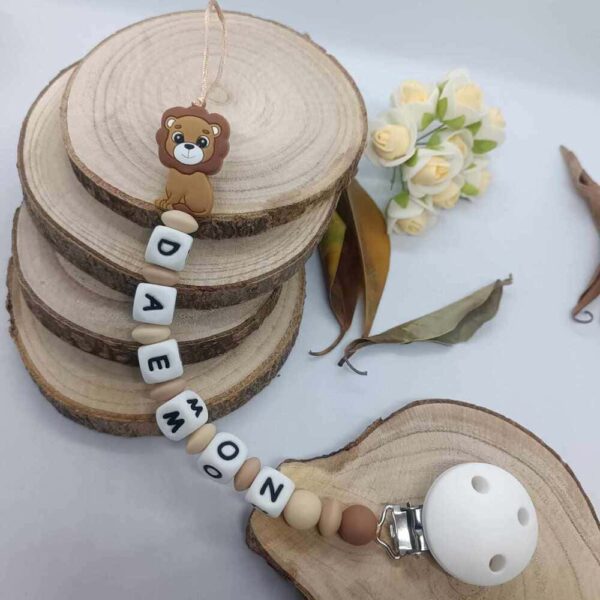 Attache-tetine-LION-personnalisees-attache-sucette-en-silicone-accessoire-tetine-cadeau-naissance-creations-fait-mains-bebe-future-parent-Babybou-Crea