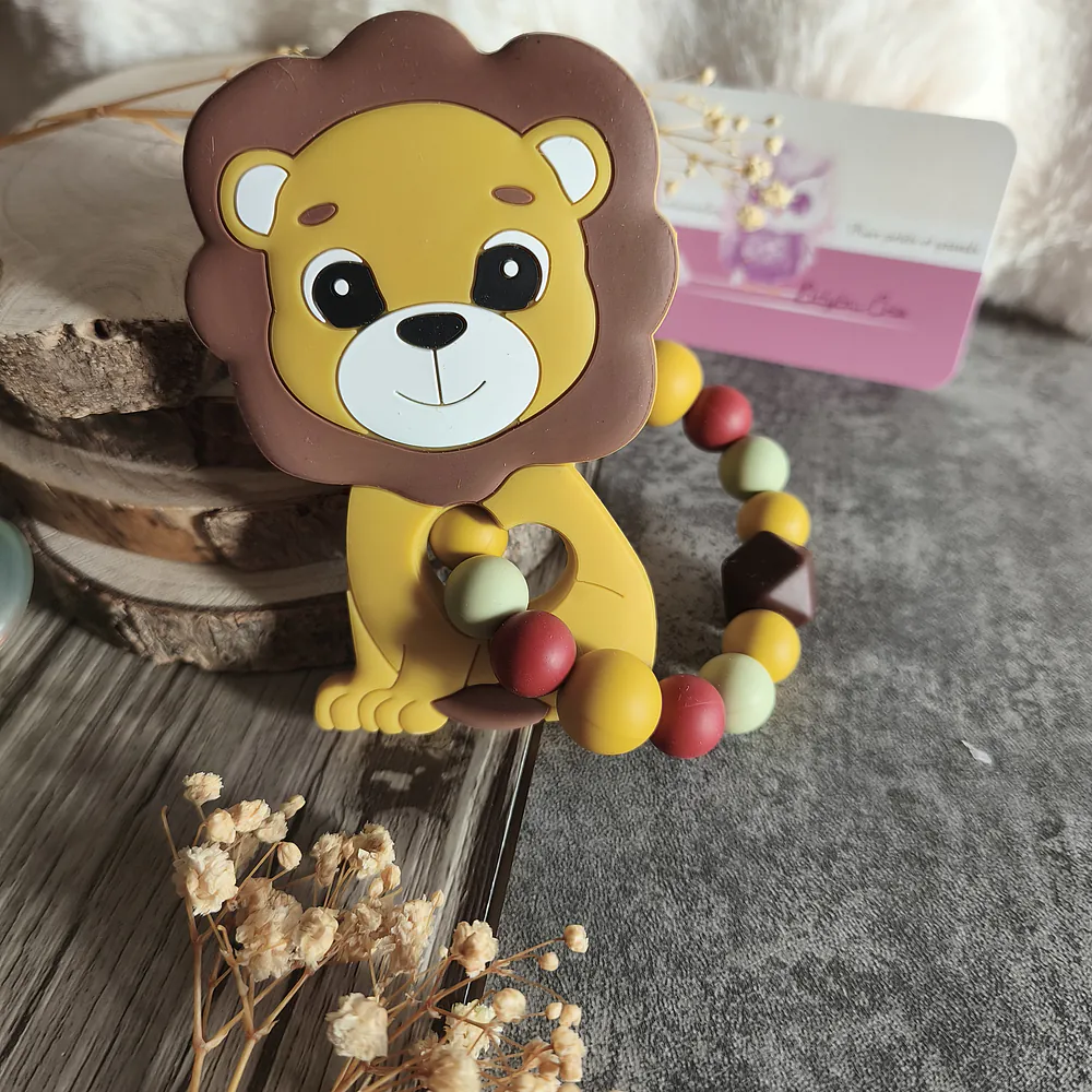 Anneau de dentition lion en silicone personnalisé avec perles en silicone dans des tons terracotta, kaki, moutarde et marron – Babybou-Créa.