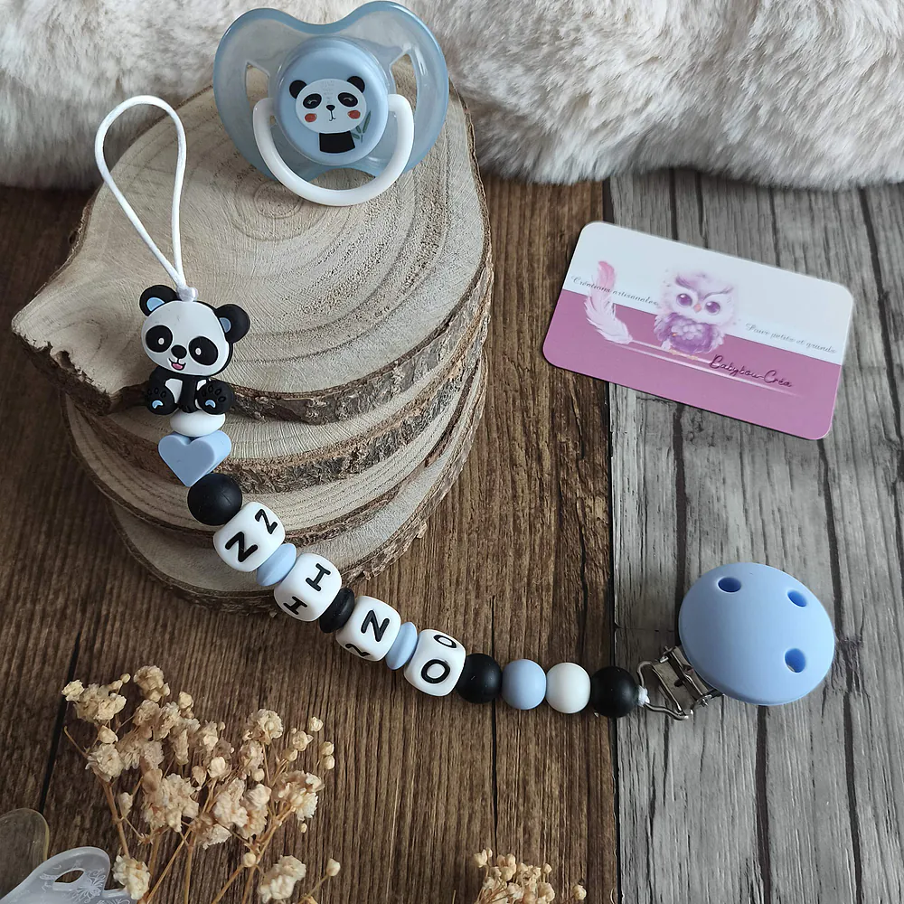 attache-tetine-PANDA- coloris bleu et noir -cadeau-naissance-future-parent-tetine-bebe-Accessoire-personnalise-–creation-artisanale-unique-Babybou-Crea-
