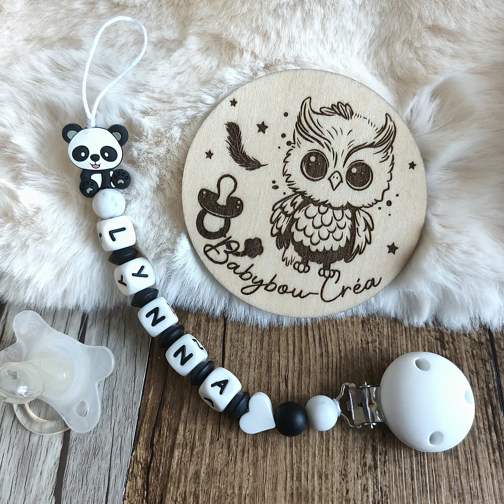 attache-tetine-PANDA- coloris noir et blanc -cadeau-naissance-future-parent-tetine-bebe-Accessoire-personnalise-–creation-artisanale-unique-Babybou-Crea-