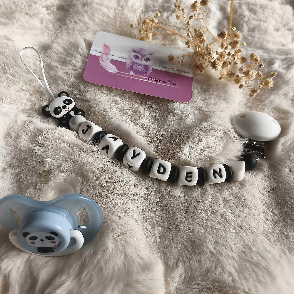 attache-tetine-PANDA- noir et blanc -cadeau-naissance-future-parent-tetine-bebe-Accessoire-personnalise-–creation-artisanale-unique-Babybou-Crea-