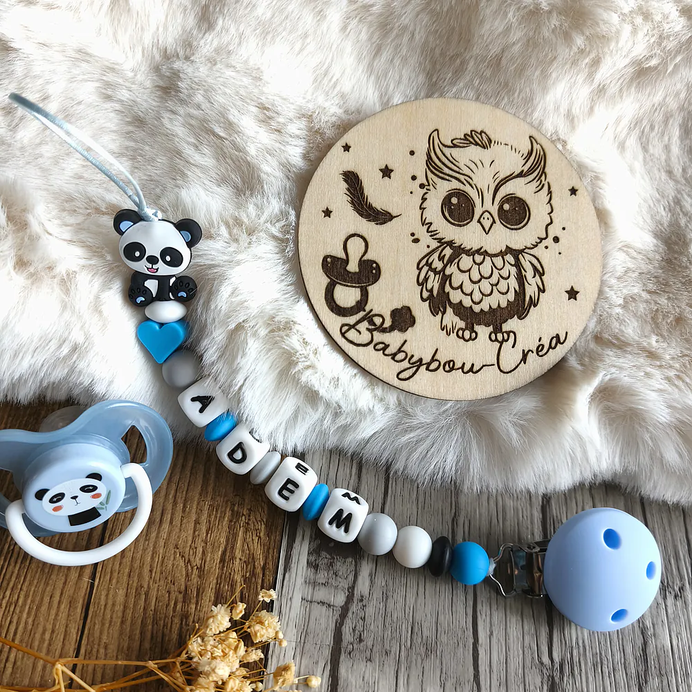 attache-tetine-PANDA- coloris bleu f gris -cadeau-naissance-future-parent-tetine-bebe-Accessoire-personnalise-–creation-artisanale-unique-Babybou-Crea-