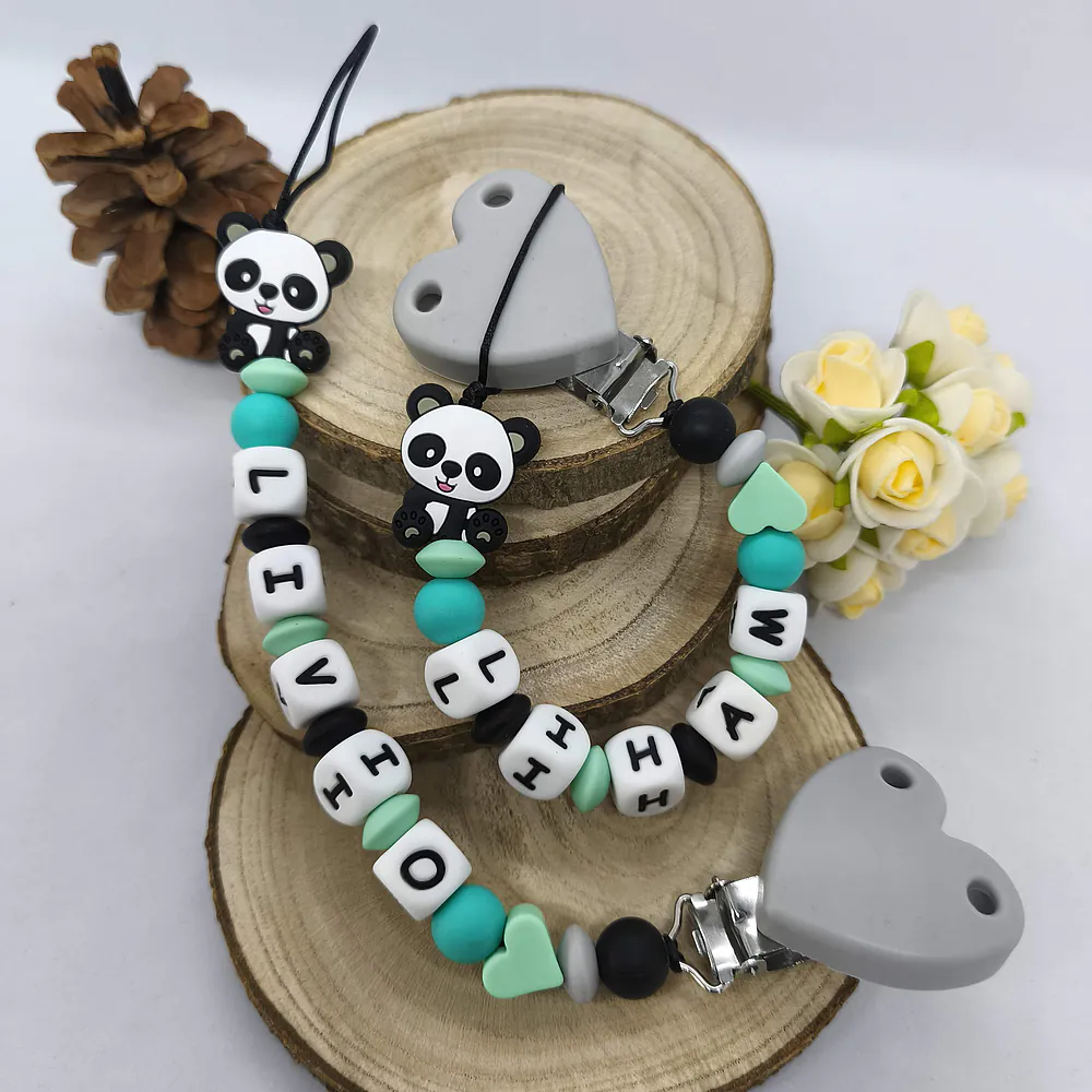 attache-tetine-PANDA-coloris vert et gris - cadeau-naissance-future-parent-tetine-bebe-Accessoire-personnalise-–creation-artisanale-unique-Babybou-Crea-