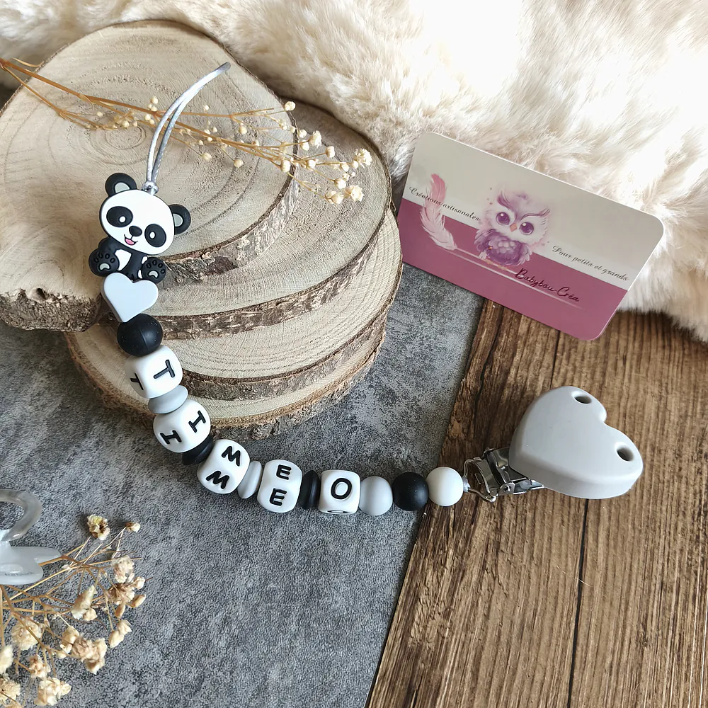 attache-tetine-PANDA- coloris noir et gris - cadeau-naissance-future-parent-tetine-bebe-Accessoire-personnalise-–creation-artisanale-unique-Babybou-Crea-