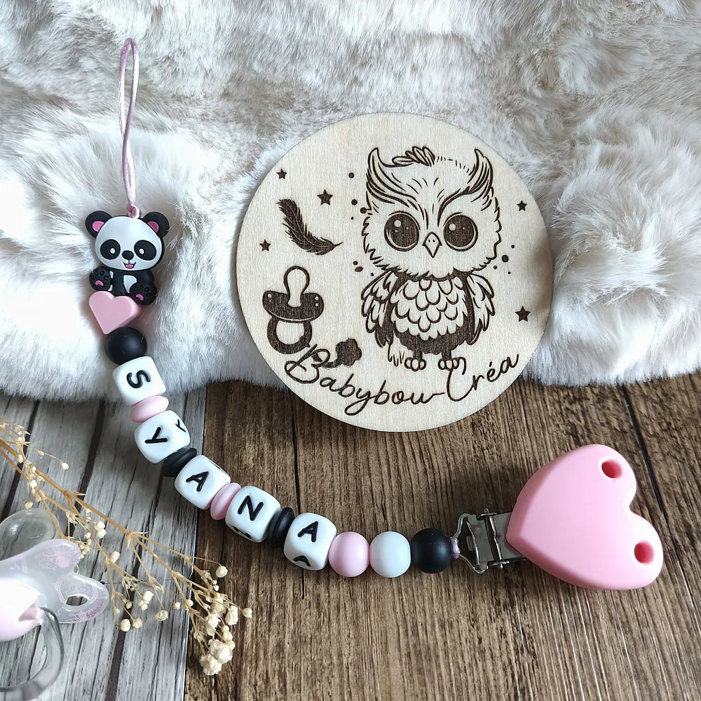attache-tetine-PANDA- coloris rose et noir -cadeau-naissance-future-parent-tetine-bebe-Accessoire-personnalise-–creation-artisanale-unique-Babybou-Crea-