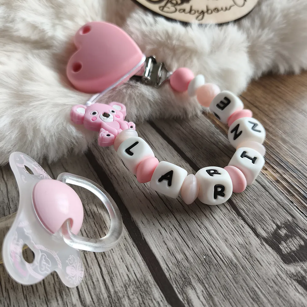 attache-tetine-koala- tons rose et nacré vu de coté -cadeau-naissance-future-parent-tetine-bebe-Accessoire-personnalise-–creation-artisanale-unique-Babybou-Crea-