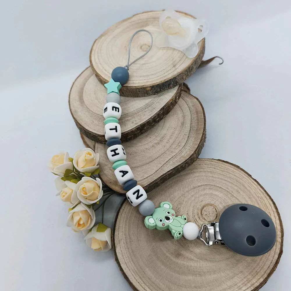 attache-tetine-koala- tons vert claire et gris-cadeau-naissance-future-parent-tetine-bebe-Accessoire-personnalise-–creation-artisanale-unique-Babybou-Crea