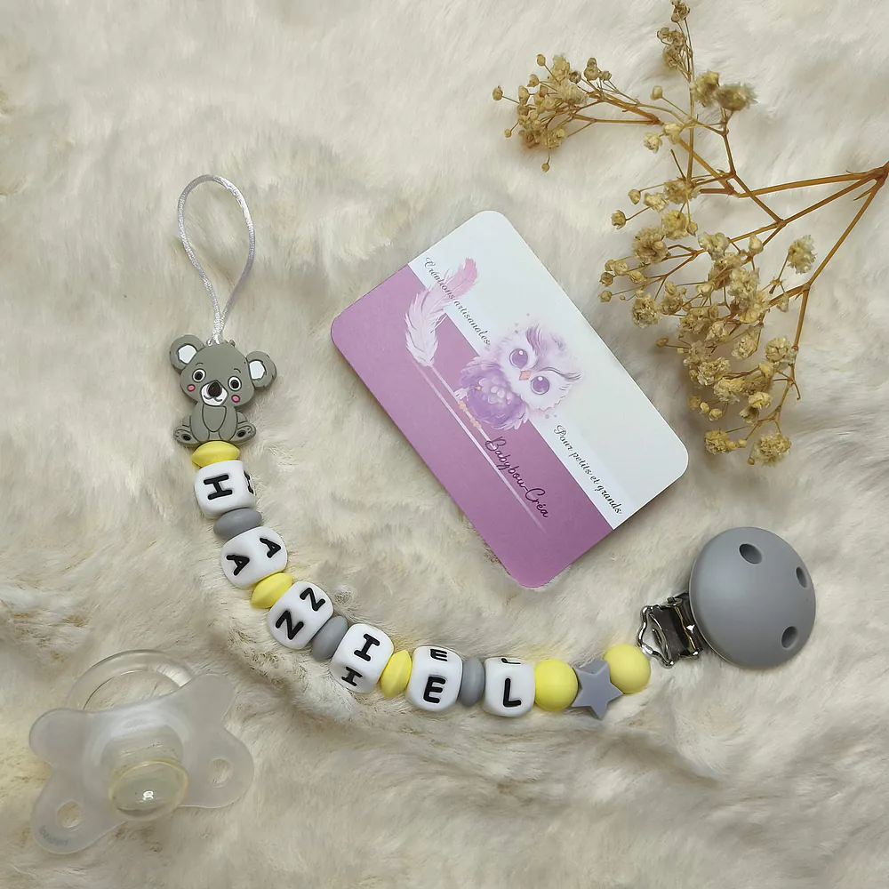 attache-tetine-koala-tons gris et jaune -cadeau-naissance-future-parent-tetine-bebe-Accessoire-personnalise-–creation-artisanale-unique-Babybou-Crea-