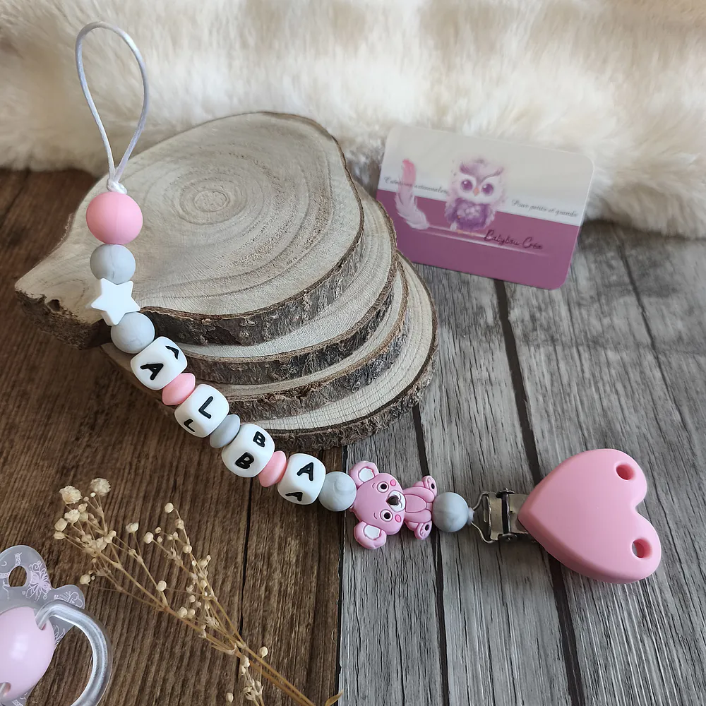 attache-tetine-koala- tons rose et gris -cadeau-naissance-future-parent-tetine-bebe-Accessoire-personnalise-–creation-artisanale-unique-Babybou-Crea-