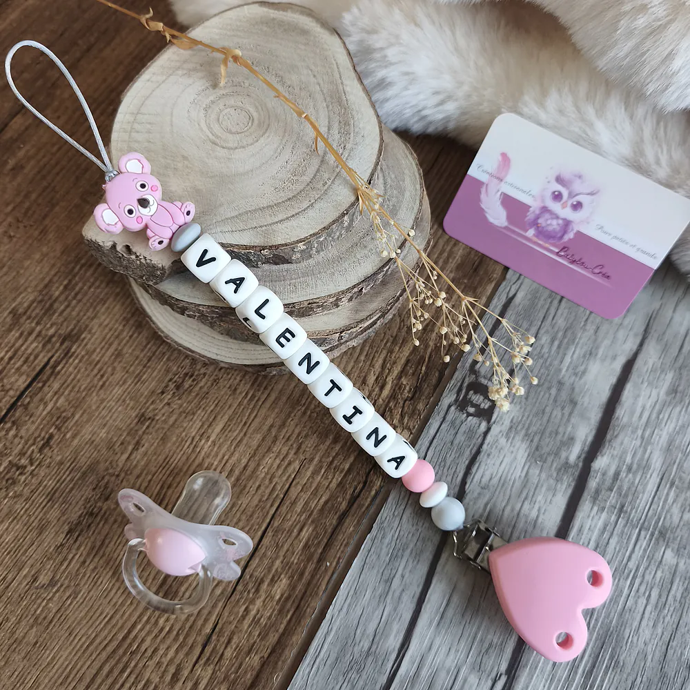 attache-tetine-koala- tons rose et gris grand prénom -cadeau-naissance-future-parent-tetine-bebe-Accessoire-personnalise-–creation-artisanale-unique-Babybou-Crea-