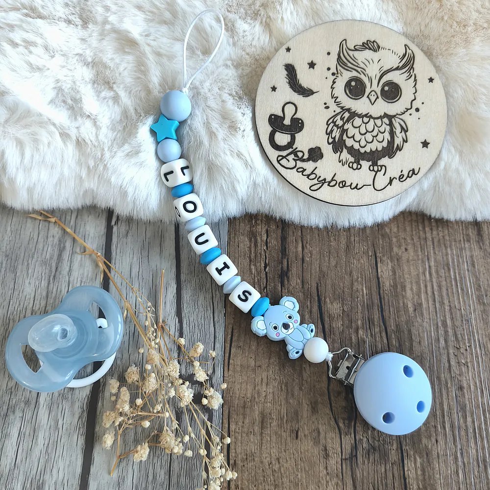 attache-tetine-koala- tons bleu - cadeau-naissance-future-parent-tetine-bebe-Accessoire-personnalise-–creation-artisanale-unique-Babybou-Crea-