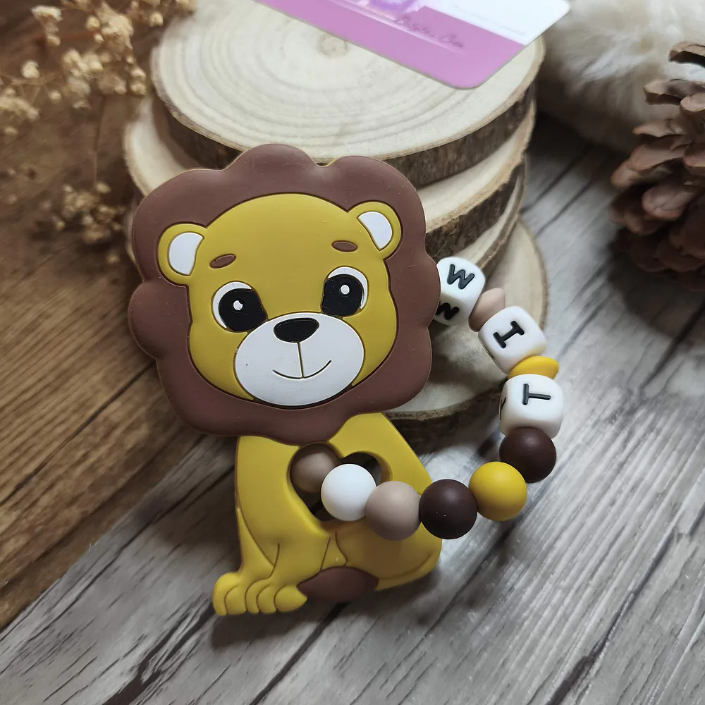 Anneau de dentition lion en silicone personnalisé avec perles en silicone dans des tons marron, beige et moutarde – Babybou-Créa. 2