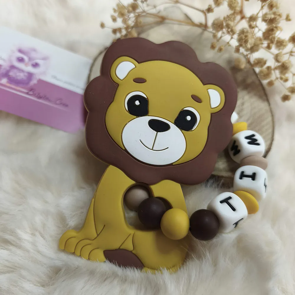 Anneau de dentition lion en silicone personnalisé avec perles en silicone dans des tons marron, beige et moutarde – Babybou-Créa.