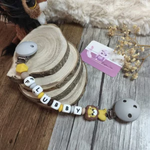 Attache-doudou-lion-cadeau-naissance-future-parent-doudou-bebe-Accessoire-personnalise-–creation-artisanale-unique-Babybou-Crea