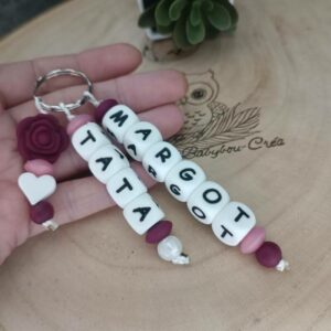 Porte-clés silicone prénom personnalisés motif fleur rose bordeaux tons nacré rose/blanc