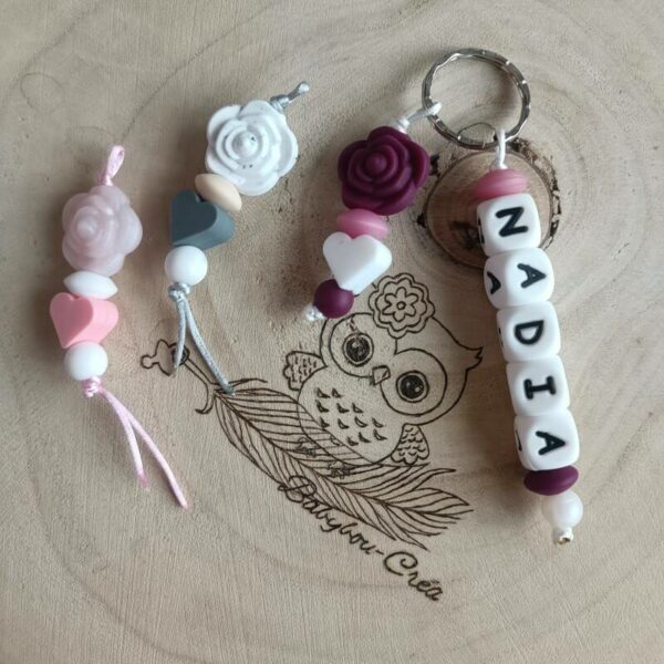 Porte-clés silicone prénom personnalisés motif fleur rose