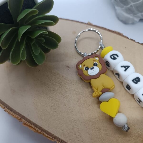 Porte-cles-personnalise-LION-prenoms-tout-silicone-cadeau-artisanal-trousseau-clef-assecoires-sac-creation-unique-Babybou-Crea