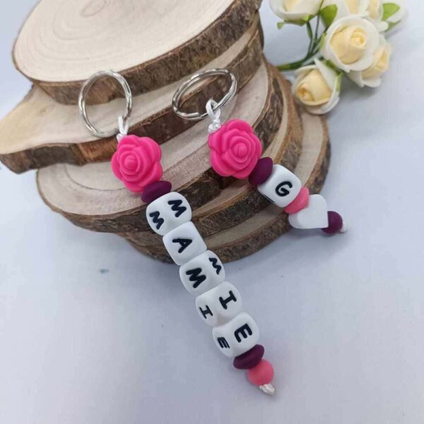 Porte-cles-personnalise-fleurs-rose-prenoms-tout-silicone-cadeau-artisanal-trousseau-clef-assecoires-sac-creation-unique-Babybou-Crea