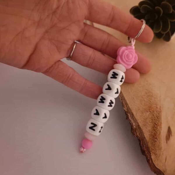 Porte-cles-personnalise-fleurs-rose-prenoms-tout-silicone-cadeau-artisanal-trousseau-clef-assecoires-sac-creation-unique-Babybou-Crea