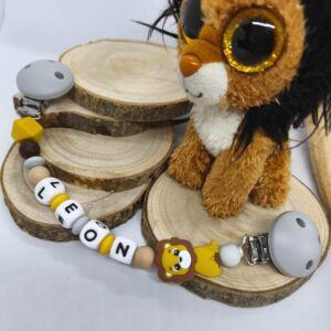 attache-doudou-accroche-doudou-lion-prenom-bebe-accessoires-bebe-creation-personnalises-artisanal-cadeau-naissance-babybou-crea