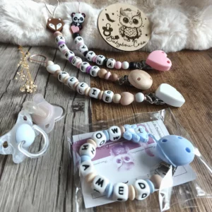 Attache-tetine-100-personnalisees-cadeau-naissance-future-parent-tetine-bebe-Accessoire-personnalise-–creation-artisanale-unique-Babybou-Crea