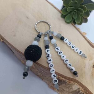 Porte-cles-perle-tricot-personnalise-acrylique-bois-cadeau-artisanal-trousseau-clef-assecoires-sac--cles-creation-unique-Babybou-Crea