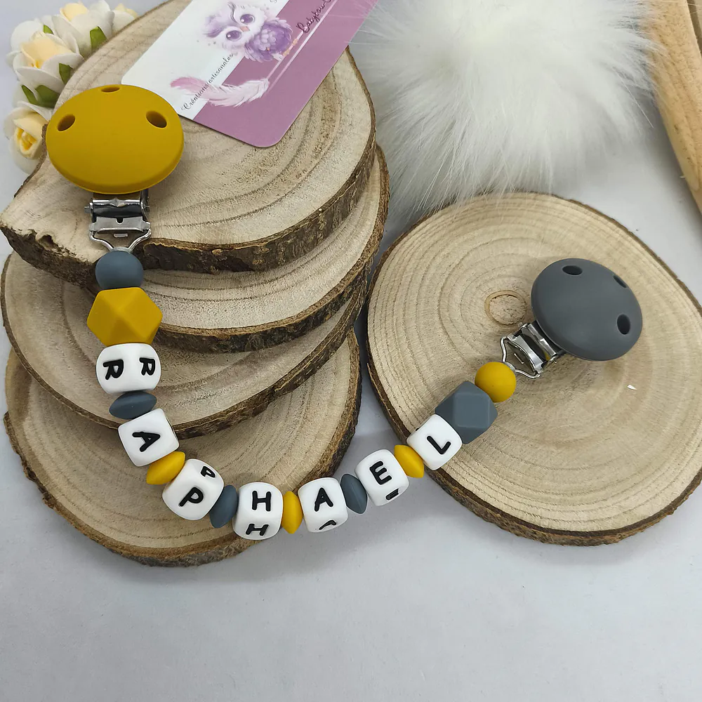 attache-doudou-accroche-doudou-gris-moutarde-personnalise-accessoires-bebe-creation-personnalises-artisanal-cadeau-naissance-babybou-crea.