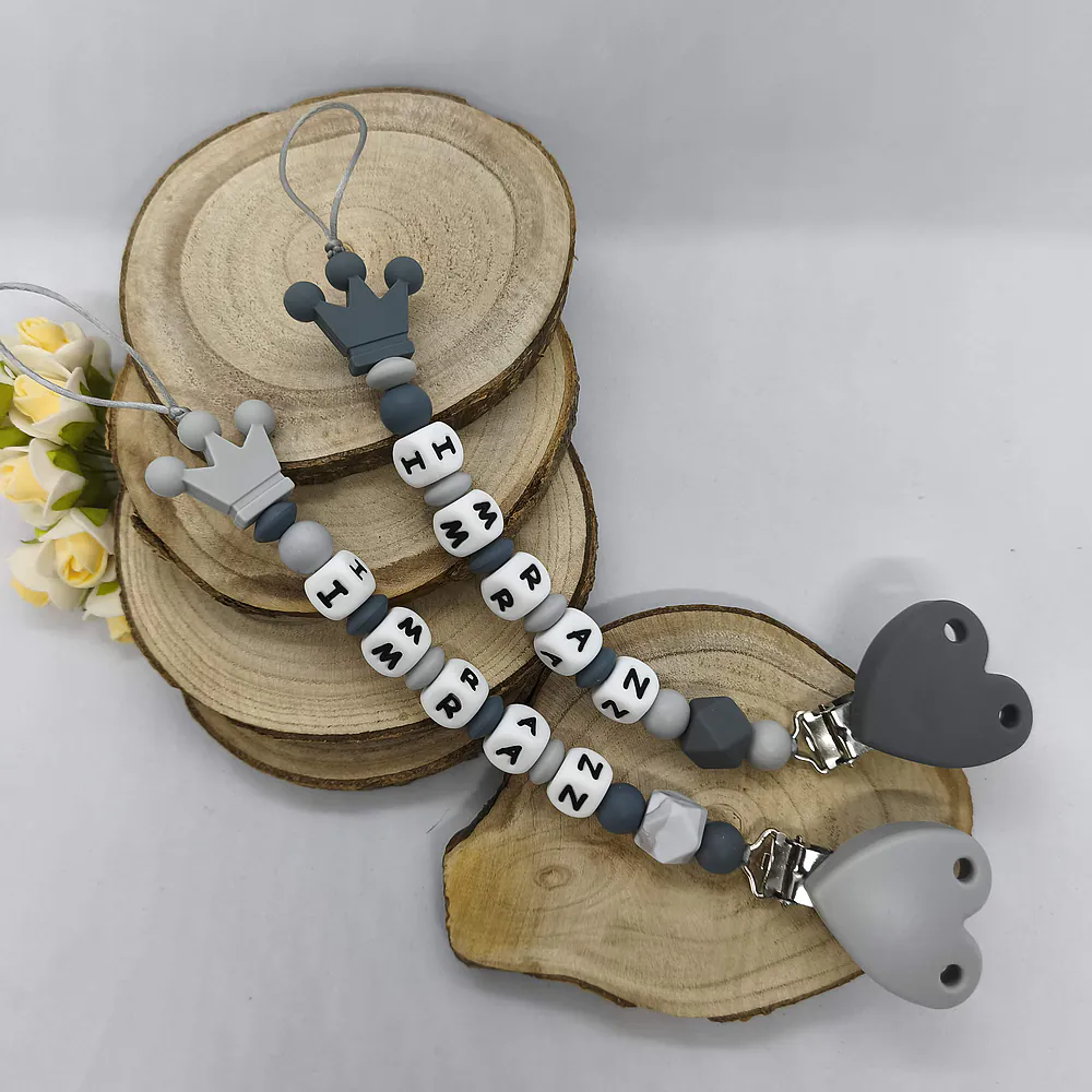attache-tetine-couronne-cadeau-naissance-future-parent-tetine-bebe-Accessoire-personnalise- tons gris –creation-artisanale-unique-Babybou-Crea