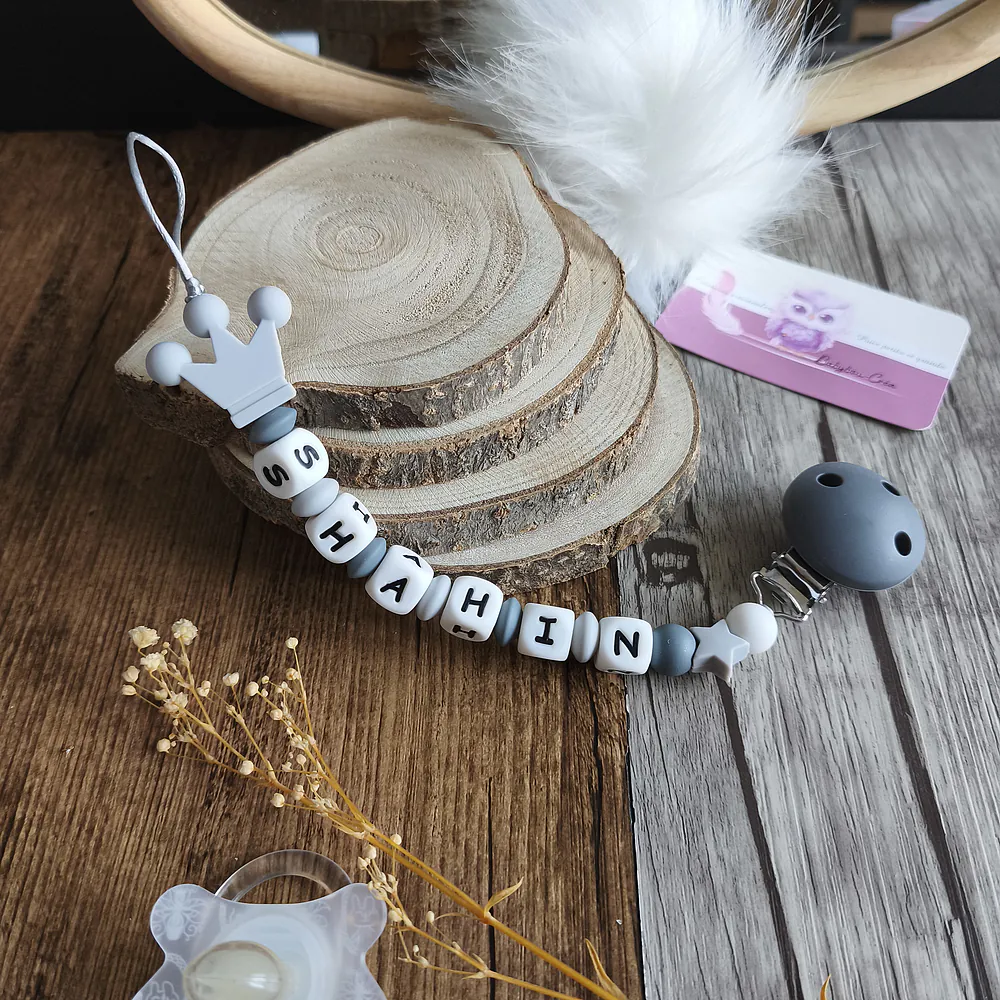 attache-tetine-couronne-cadeau-naissance-future-parent-tetine-bebe-Accessoire-personnalise- tons gris clair–creation-artisanale-unique-Babybou-Crea