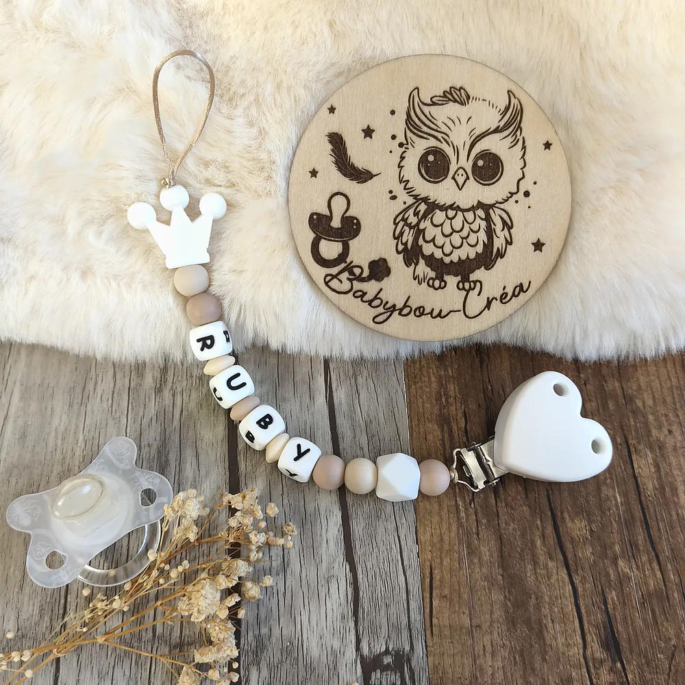 attache-tetine- couronne- tons blanc et beige -cadeau-naissance-future-parent-tetine-bebe-Accessoire-personnalise- tons blanc et beige –creation-artisanale-unique-Babybou-Crea