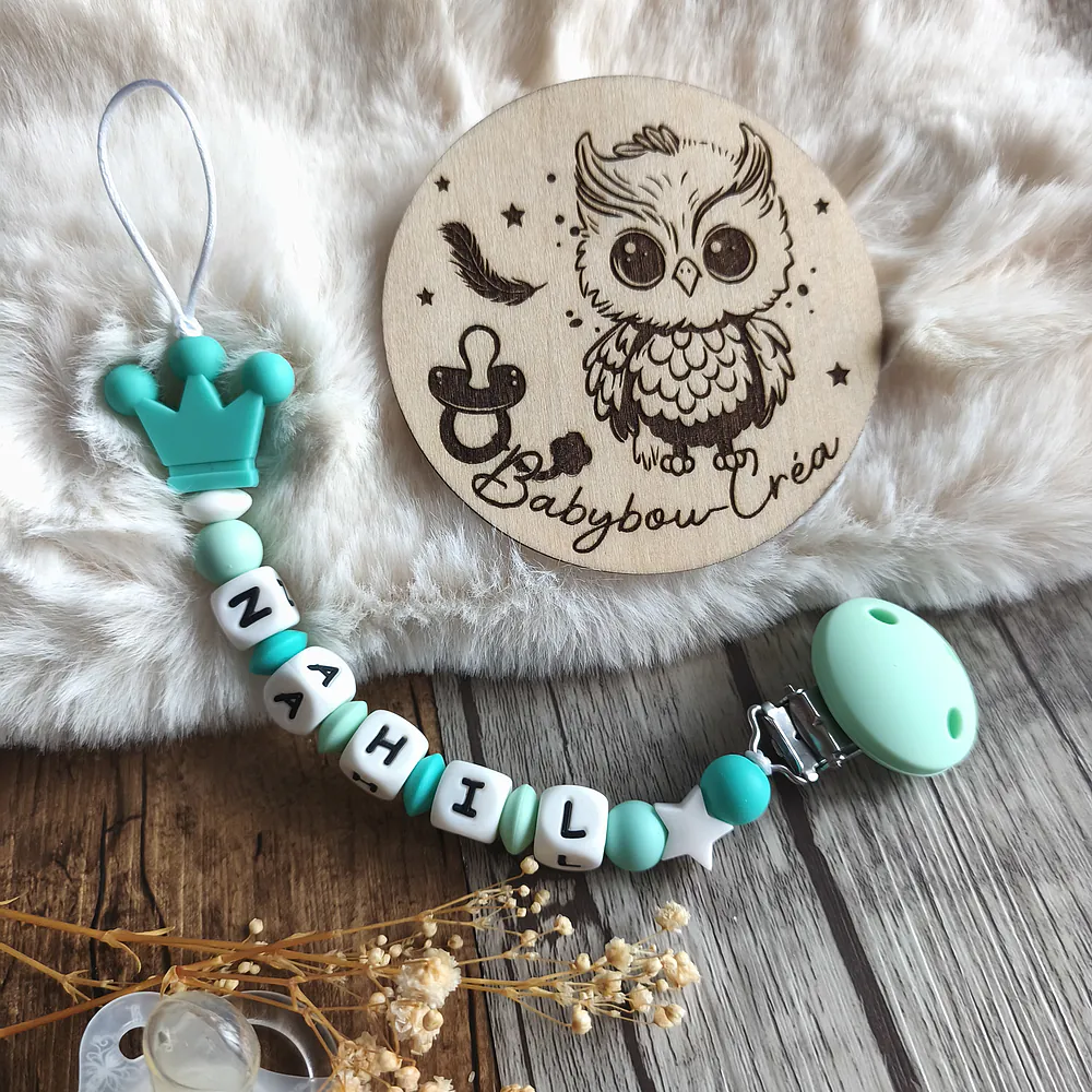 attache-tetine-couronne-cadeau-naissance-future-parent-tetine-bebe-Accessoire-personnalise- tons vert–creation-artisanale-unique-Babybou-Crea