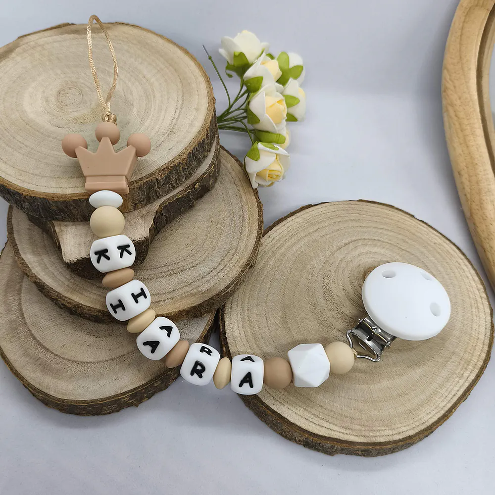 attache-tetine-couronne-cadeau-naissance-future-parent-tetine-bebe-Accessoire-personnalise- tons beige–creation-artisanale-unique-Babybou-Crea