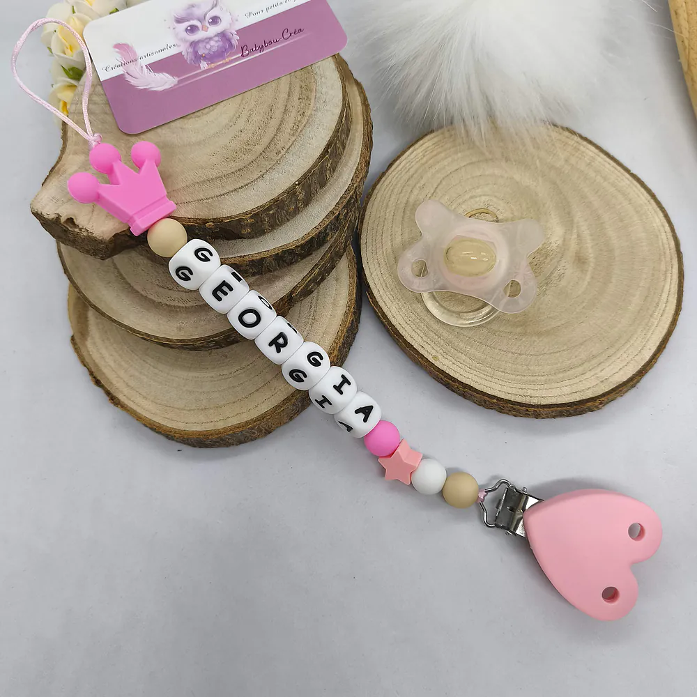 attache-tetine-couronne-cadeau-naissance-future-parent-tetine-bebe-Accessoire-personnalise- tons rose –creation-artisanale-unique-Babybou-Crea
