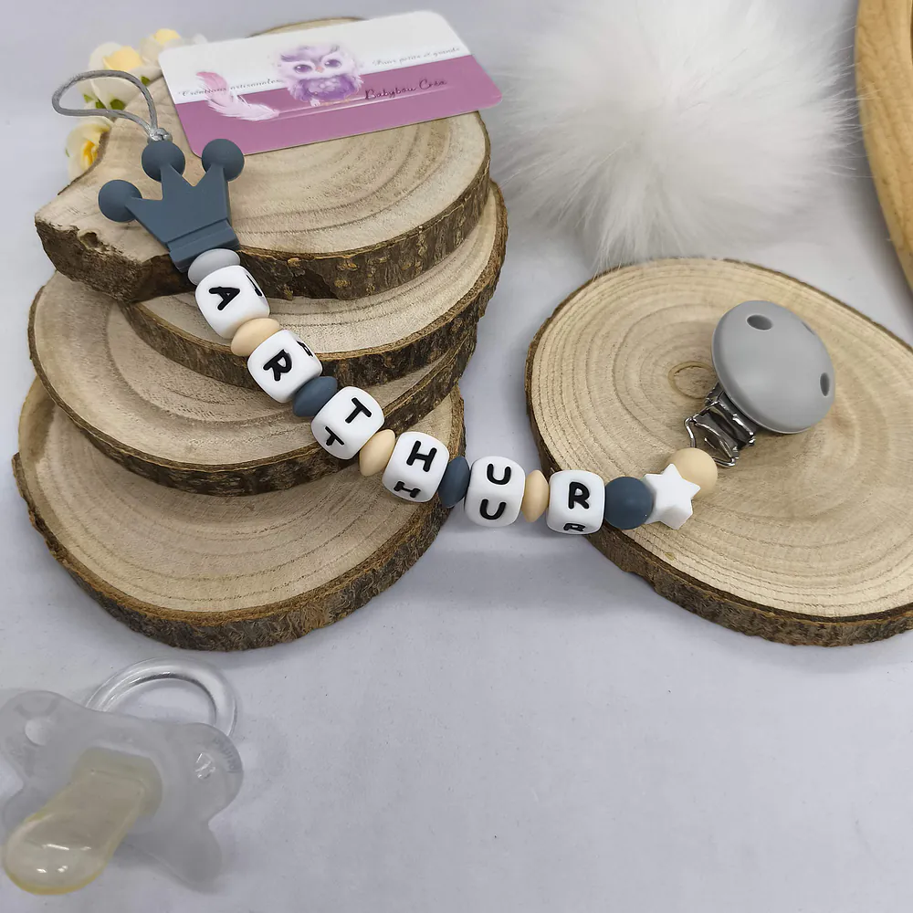 attache-tetine-couronne-cadeau-naissance-future-parent-tetine-bebe-Accessoire-personnalise- tons gris foncé –creation-artisanale-unique-Babybou-Crea