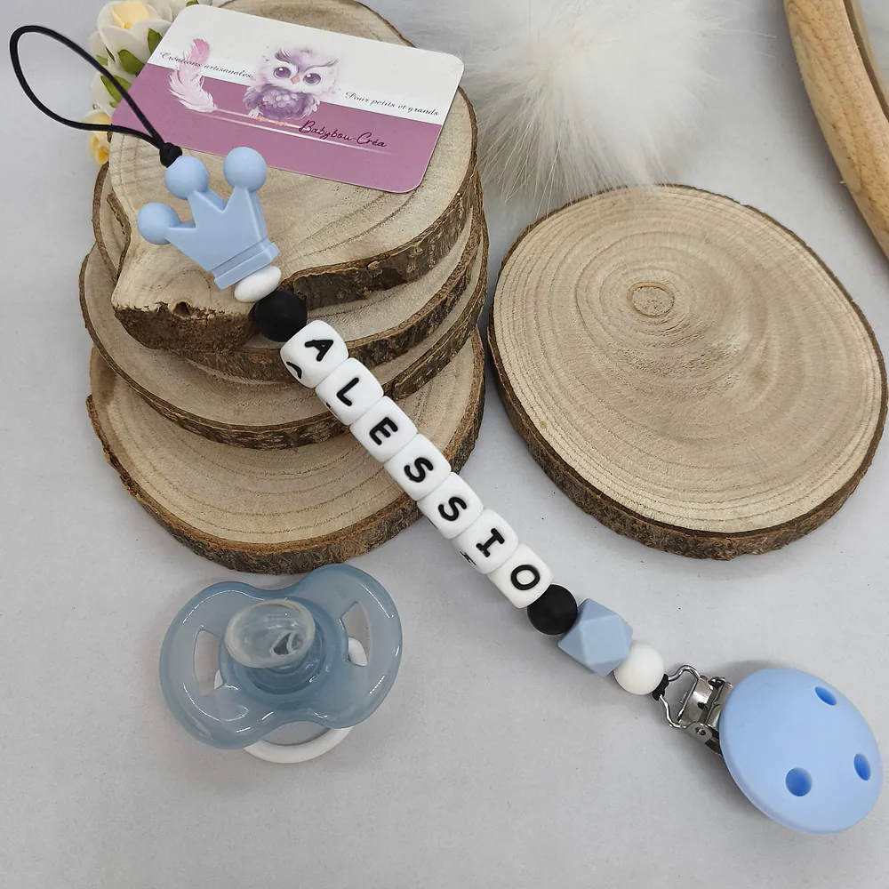 attache-tetine-couronne-cadeau-naissance-future-parent-tetine-bebe-Accessoire-personnalise- tons bleu ciel–creation-artisanale-unique-Babybou-Crea