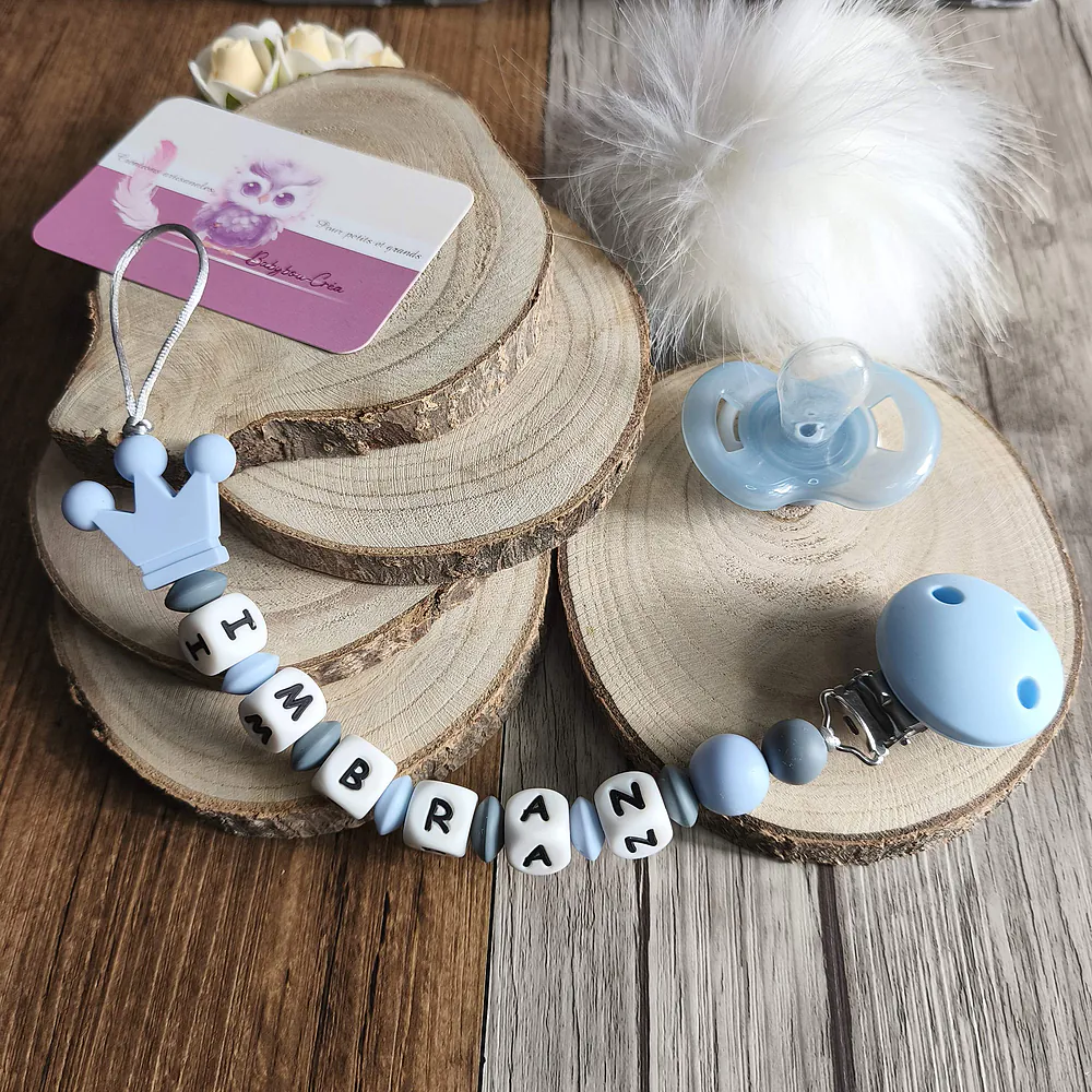 attache-tetine-couronne-cadeau-naissance-future-parent-tetine-bebe-Accessoire-personnalise- tons bleu ciel et gris–creation-artisanale-unique-Babybou-Crea