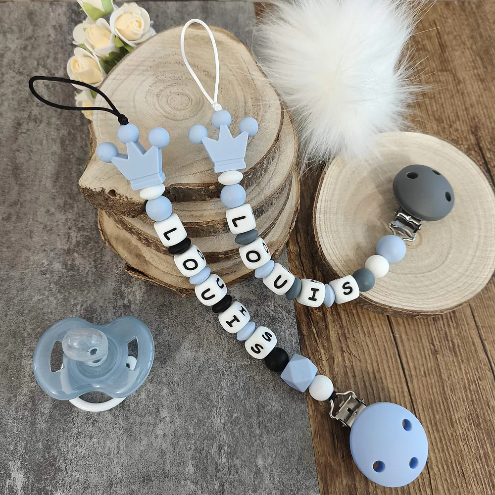 attache-tetine-couronne-cadeau-naissance-future-parent-tetine-bebe-Accessoire-personnalise- tons bleu ciel–creation-artisanale-unique-Babybou-Crea