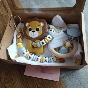 babybou.crea-accessoires personnalises-bebe- famille-attache tetine- anneau de dentition-attache doudou-fait mains-portecles- coffret naissance lion