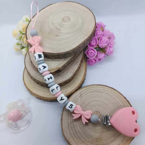 Attache-tetine-noeud-papillon-personnalisees-attache-sucette-prenom-en-silicone-accessoire-tetine-cadeau-naissance-creations-fait-mains-bebe-future-parent-Babybou-Crea