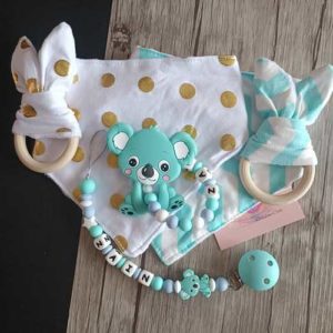 Babybou.crea - accessoires personnalises bebe -attache tetine-anneau de dentition-attache doudou-porte-cles-coffret naissance KOALA turquoise