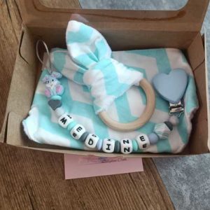 Babybou.crea-accessoires personnalises-coffret naissance -attache tetine -anneau de dentition - porte-cles fais main- bébé - famille- cadeau-naissance- coffret lapin garçon