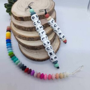 Porte-cles-prenom-personnalise-tout-silicone-cadeau-artisanal-trousseau-clef-assecoires-sac-cartable-sac-a-langer-cles-creation-unique-Babybou-Crea
