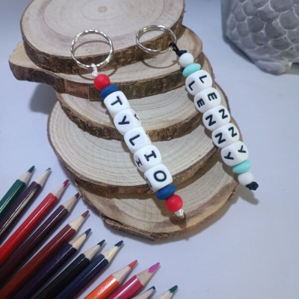 Porte-cles-prenom-personnalise-tout-silicone-cadeau-artisanal-trousseau-clef-assecoires-sac-cartable-sac-a-langer-cles-creation-unique-Babybou-Crea