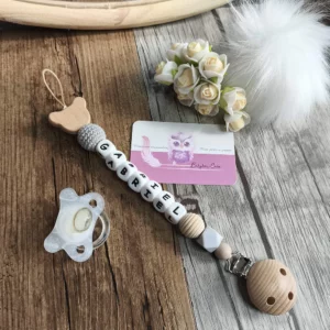Attache-tetine-ours-bois-tons-gris-personnalisees-attache-sucette-en-silicone-et-bois-accessoire-tetine-cadeau-naissance-creations-fait-mains-bebe-future-parent-Babybou-Cre