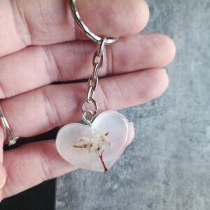 Babybou-Crea-creations-artisanale-accessoires-personnalises-porte-cles-porte-cles-cadeau-porte-cles-resine-epoxy-porte-cles-amour-porte-cles-coeur fleurs séchés