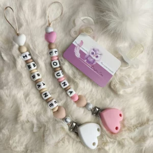 Attache-tetine-double-coeurs-personnalisees-attache-sucette-en-silicone-accessoire-tetine-cadeau-naissance-fille-creations-fait-mains-bebe-future-parent