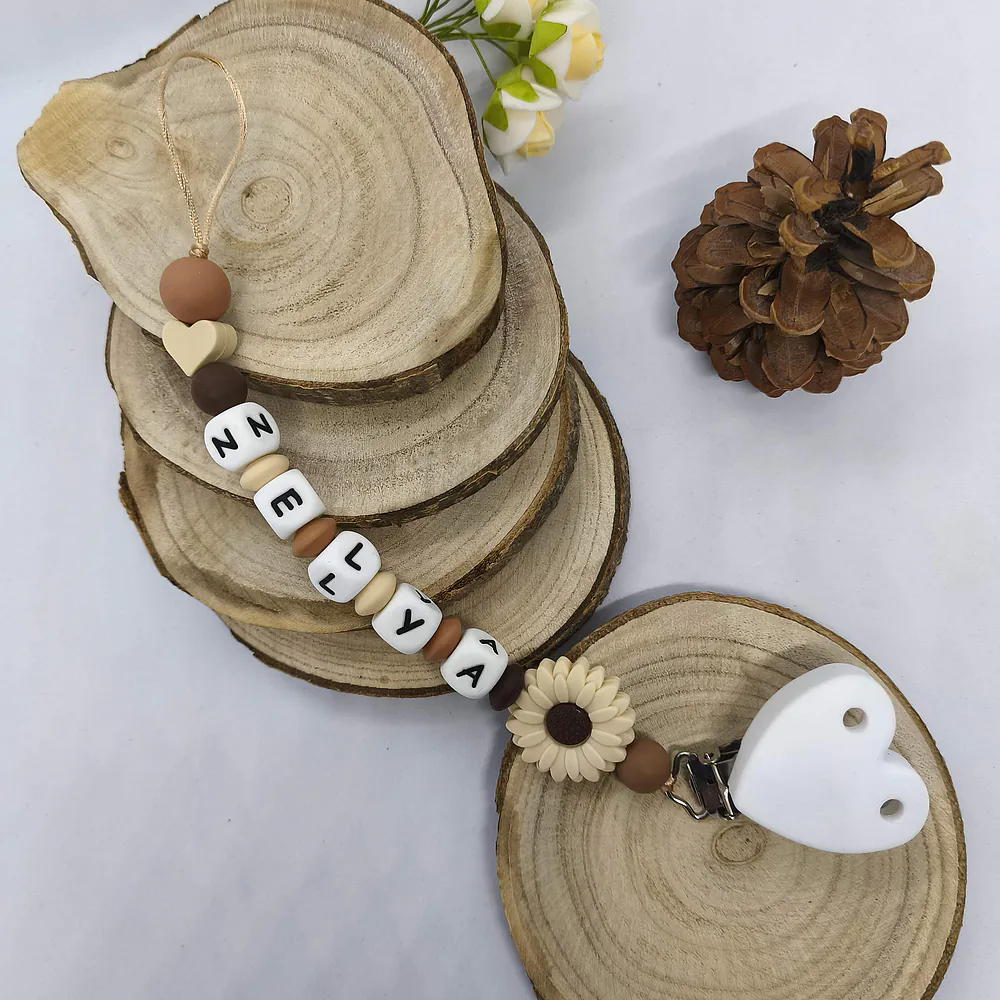 Attache-tetine flower--fleurs personnalisees- beige marron-attache-sucette-en-silicone-accessoire-tetine-cadeau-naissance-fille - creations-fait-mains-bebe-future-parent-Babybou-Crea