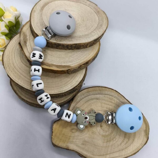attache-doudou-accroche-doudou-prenom-bebe-accessoires-bebe-creation-personnalises-artisanal-cadeau-naissance-babybou-crea