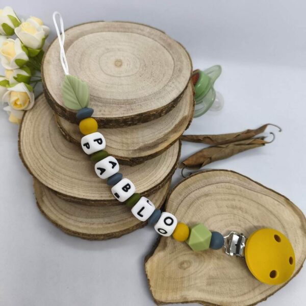 Attache-tetine-feuille-personnalisees-sucette-avec-prenom-en-silicone-accessoire-tetine-cadeau-naissance-creations-fait-mains-bebe-future-parent-Babybou-Crea