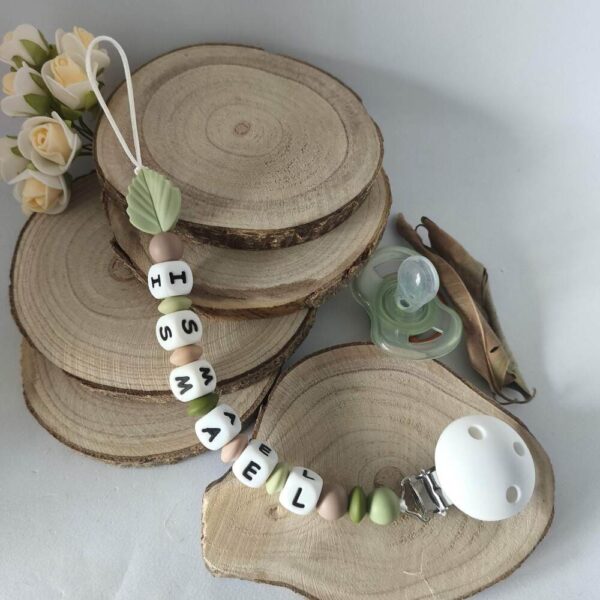 Attache-tetine-feuille-personnalisees-sucette-avec-prenom-en-silicone-accessoire-tetine-cadeau-naissance-creations-fait-mains-bebe-future-parent-Babybou-Crea